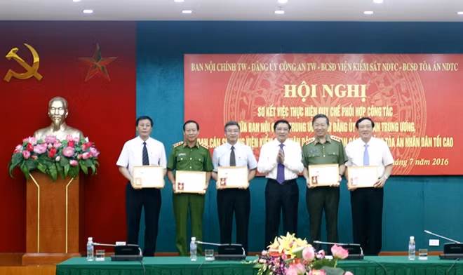 Đồng chí Phan Đình Trạc trao kỷ niệm chương “Vì sự nghiệp nội chính” tặng Bộ trưởng Tô Lâm, Chánh án Tòa án nhân dân tối cao Nguyễn Hòa Bình, lãnh đạo Bộ Công an và các lãnh đạo trong lĩnh vực nội chính và phòng chống tham nhũng.
