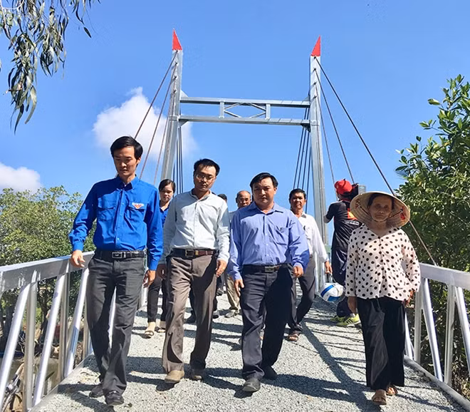 Người dân Phong Thạnh Tây vui mừng rảo bước trên cầu Dr Thanh – Vườn Chim.