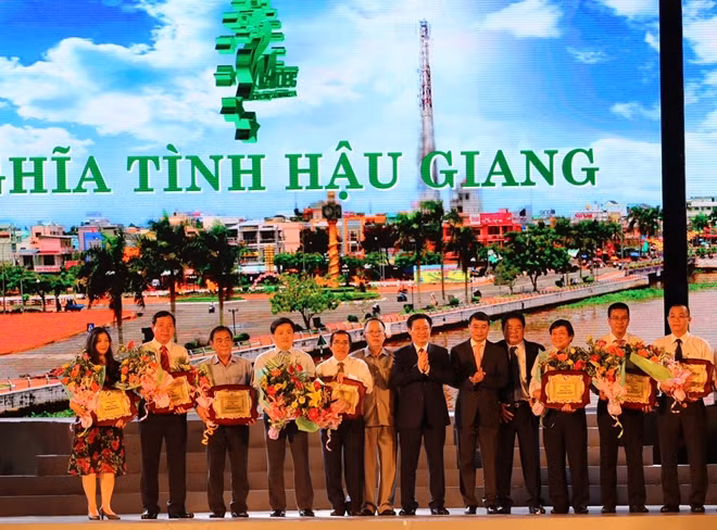 Agribank được vinh danh là đơn vị có nhiều đóng góp đối với công tác an sinh xã hội vùng ĐBSCL