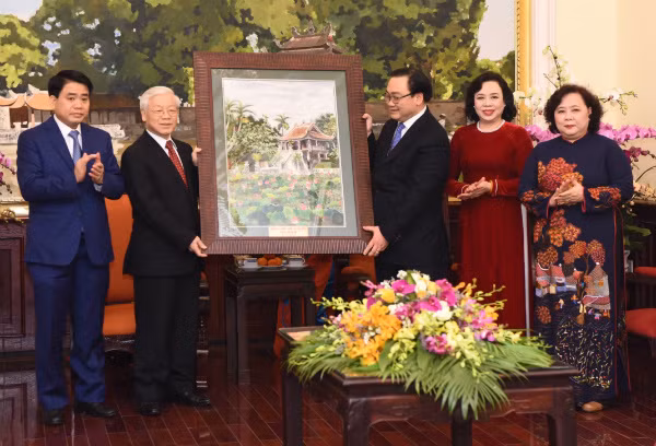 Tổng bí thư Nguyễn Phú Trọng chúc Tết Đảng bộ thành phố Hà Nội. Ảnh: Giang Huy