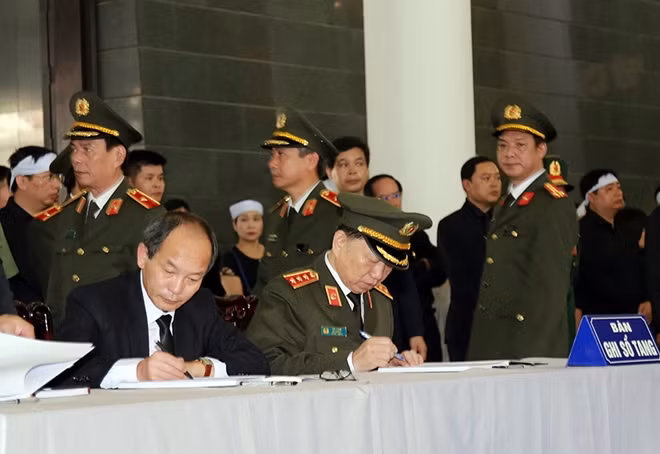 Bộ trưởng Tô Lâm ghi sổ tang.