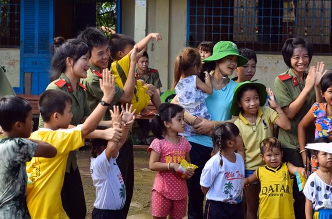 Các học viên Trường Đại học An ninh nhân dân đang vui chơi với các em học sinh của trường THCS Phú Thành A - Tam Nông - Đồng Tháp . Ảnh chụp trong chiến dịch mùa hè xanh năm 2016 (Ảnh: Nguyễn Sỹ Cường - TPHCM.