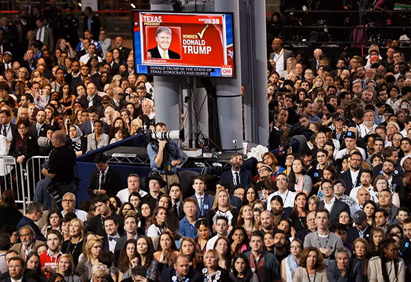 Người ủng hộ theo dõi kết quả cho thấy ông Trump chiến thắng ở bang Texas tại tiệc chúc mừng ở New York. Ảnh: Reuters