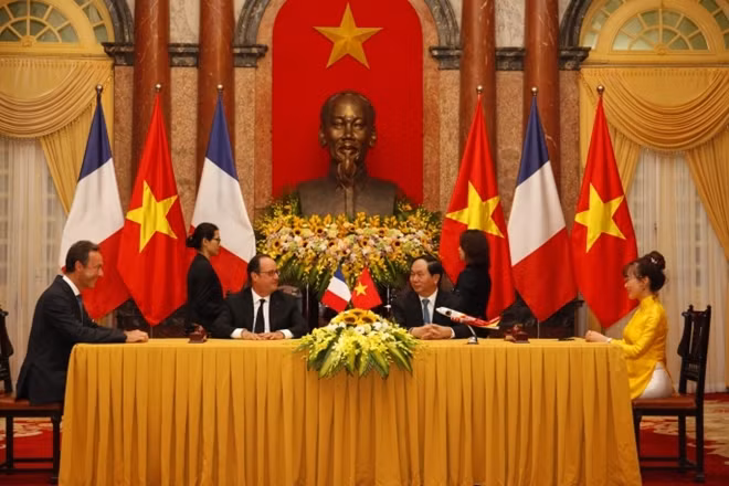 Chủ tịch nước Trần Đại Quang và Tổng thống Pháp François Hollande chứng kiến Lễ ký kết.