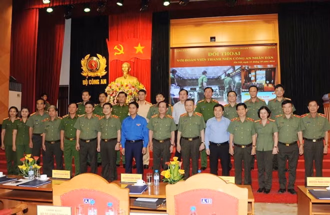 Bộ trưởng Tô Lâm cùng các đại biểu tại buổi đối thoại.