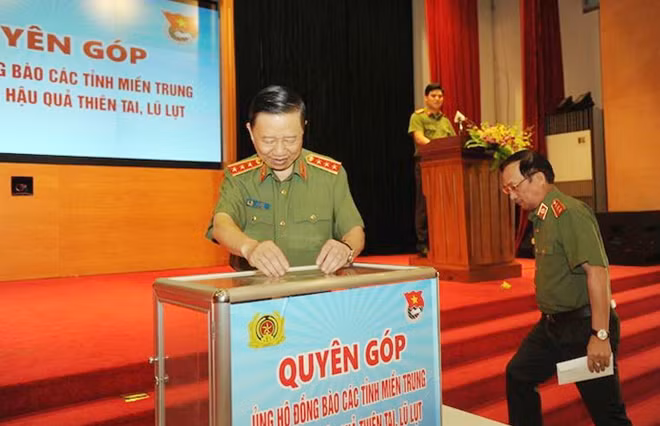 Bộ trưởng Tô Lâm phát động đợt quyên góp ủng hộ đồng bào miền Trung tại buổi đối thoại.