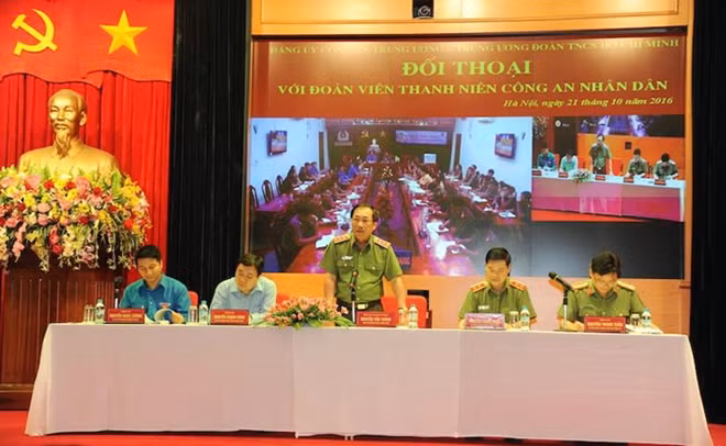 Thứ trưởng Nguyễn Văn Thành với các đại biểu chủ trì buổi giao lưu.