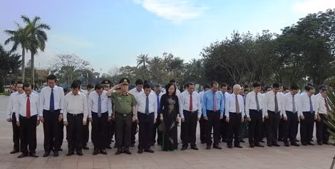 Đoàn tưởng nhớ, tri ân công lao to lớn của các Anh hùng liệt sĩ, tại Thành cổ Quảng Trị Đoàn tưởng nhớ, tri ân công lao to lớn của các Anh hùng liệt sĩ, tại Thành cổ Quảng Trị