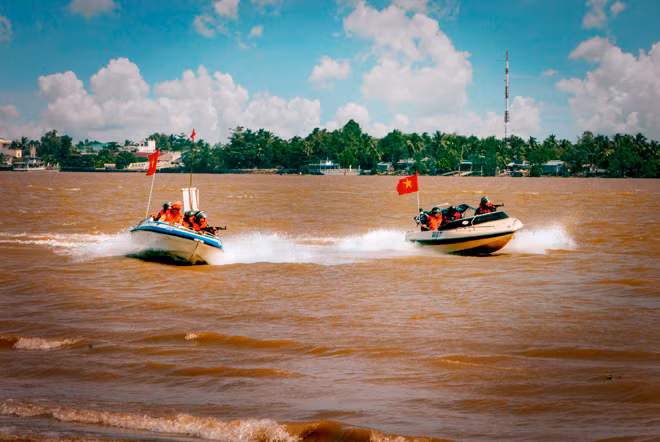 Diễn tập chống khủng bố, cứu nạn, cứu hộ trên tàu du lịch của các Chiến sỹ Cảnh sát đặc nhiệm Thành phố Cần Thơ