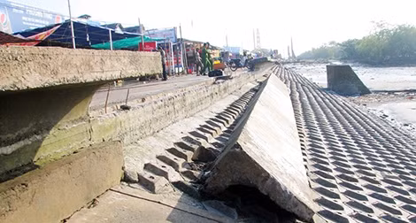 Sóng đánh sập bờ kè, người dân bỏ chạy trong đêm