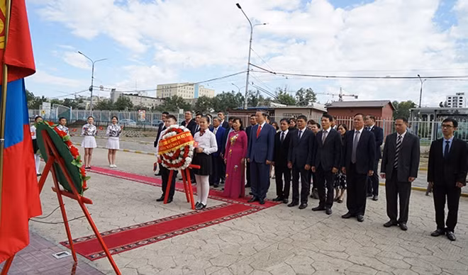 Bộ trưởng Tô Lâm và đoàn đặt vòng hoa tại tượng đài Chủ tịch Hồ Chí Minh.