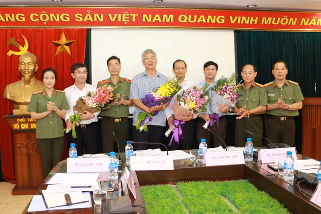 Ban Biên tập Báo CAND tặng hoa các đại biểu tại buổi tọa đàm.