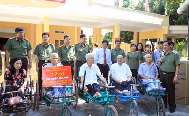 Trung tướng Lê Văn Minh và Đoàn Công tác tặng 50 chiếc tủ lạnh cho các thương, bệnh binh tại Trung tâm điều dưỡng Thuận Thành, tỉnh Bắc Ninh
