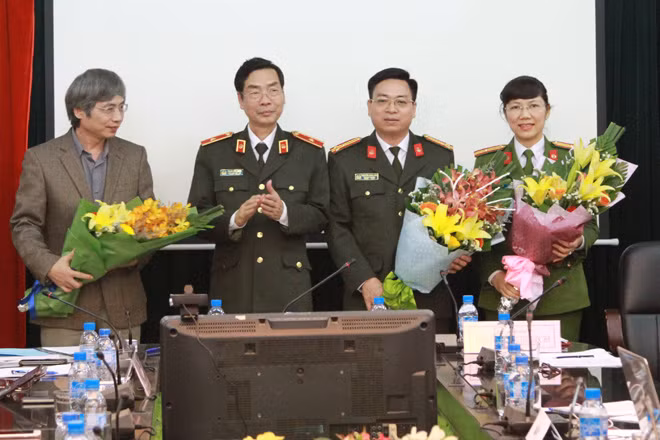 Thiếu tướng Phạm Văn Miên tặng hoa các vị khách mời. Thiếu tướng Phạm Văn Miên tặng hoa các vị khách mời.