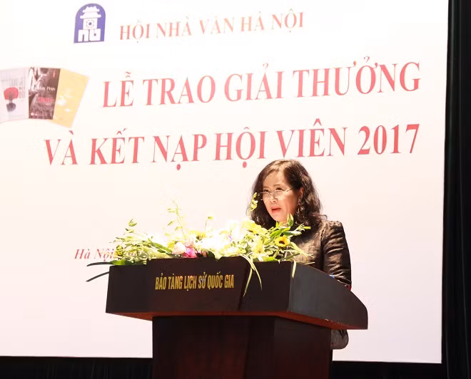 Nhà văn Nguyễn Thị Thu Huệ, Chủ tịch Hội Nhà văn Hà Nội trình bày báo cáo tổng kết công tác năm 2017.