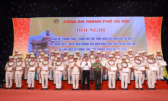 Khen thưởng tập thể, cá nhân có thành tích xuất sắc.