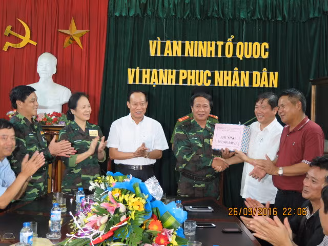 Thứ trưởng Lê Quý Vương chúc mừng các tập thể, cá nhân tham gia phá án.