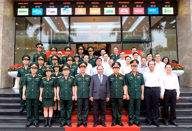 Thủ tướng Nguyễn Xuân Phúc với cán bộ Tập đoàn Công nghiệp - Viễn thông quân đội Viettel.