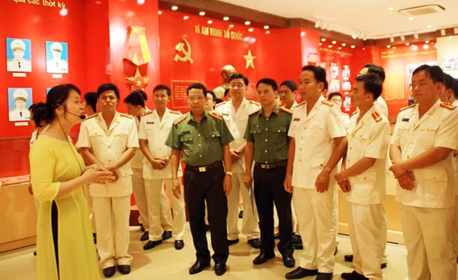 70 đoàn viên thanh niên tiêu biểu lực lượng ANND tham quan Phòng truyền thống, Tổng cục An ninh