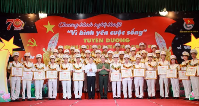 Thứ trưởng Nguyễn Văn Thành và đồng chí Nguyễn Phi Long, Bí thư Trung ương Đoàn TNCS Hồ Chí Minh, Chủ tịch Hội liên hiệp Thanh niên Việt Nam tặng hoa và Bằng khen cho các các cán bộ, ĐVTN tiêu biểu giai đoạn 2011-2015