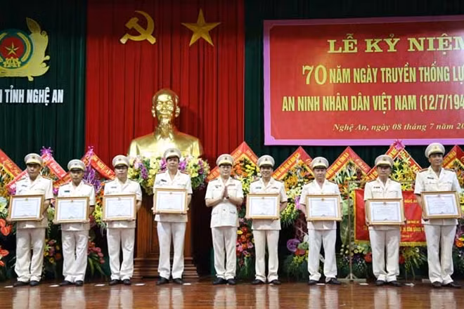 Các tập thể và cá nhân có thành tích xuất sắc được tặng Bằng khen, giấy khen các cấp