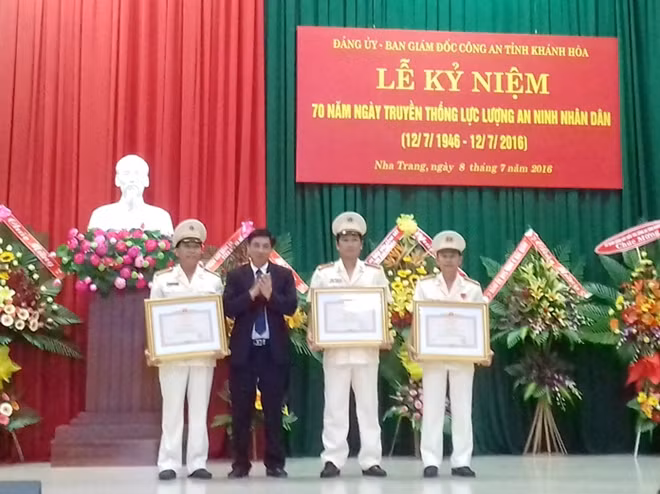 Chủ tịch UBND tỉnh Khánh Hòa trao bằng khen của Thủ tướng Chính phủ tặng các tập thể và cá nhân.