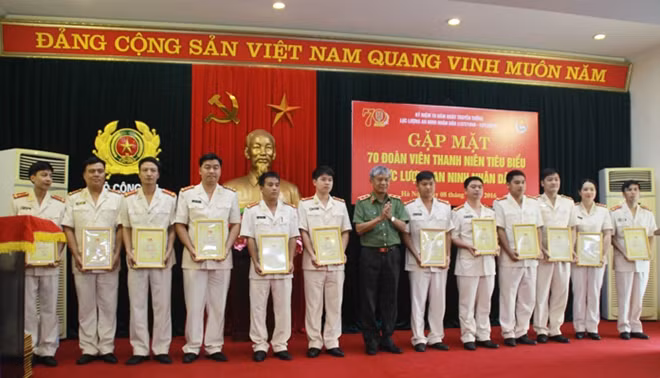 Lãnh đạo Tổng cục An ninh tặng giấy chứng nhận cho các đoàn viên thanh niên tiêu biểu lực lượng ANND.