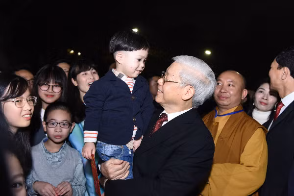 Tổng bí thư đi bách bộ ở Hồ Gươm và chúc Tết người dân. Ảnh: Giang Huy.