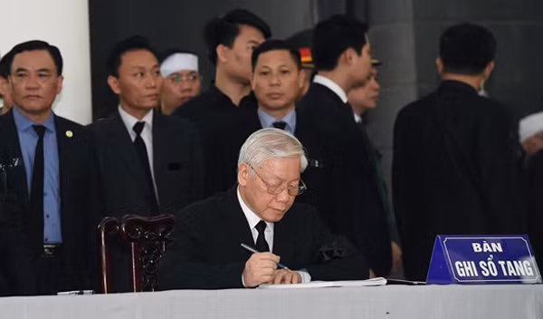 Tổng bí thư Nguyễn Phú Trọng ghi sổ tang. (Ảnh: chinhphu.vn)