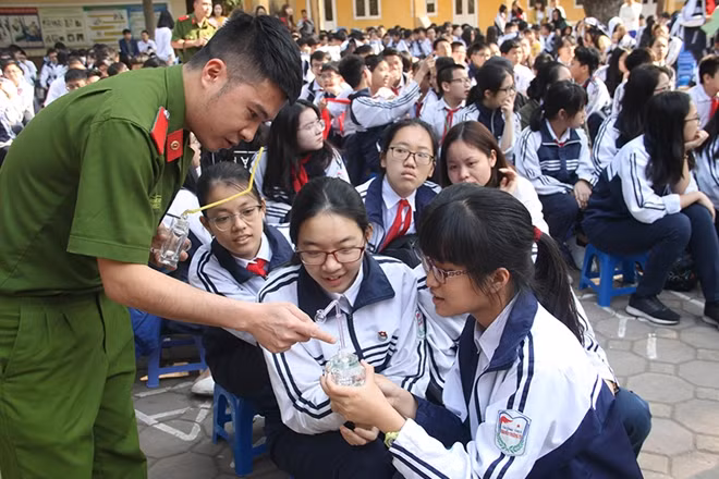 Giảng viên Học viện CSND tuyên truyền phòng chống ma túy cho học sinh THCS Nguyễn Trường Tộ (Hà Nội)