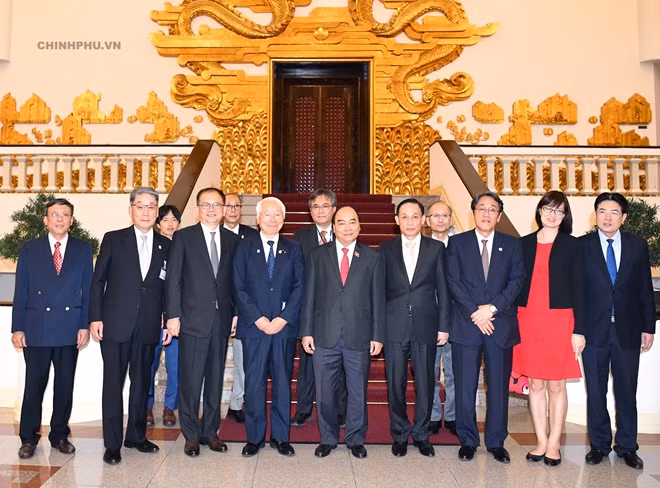 Thủ tướng chụp ảnh lưu niệm cùng Đoàn lãnh đạo tỉnh Hyogo, Nhật Bản. Ảnh: VGP/Quang Hiếu