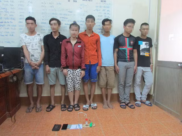 Nhóm thanh niên cùng tang vật bị bắt giữ.