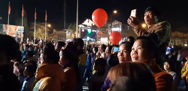 Bà con dân tộc thiểu số sống tại TP Điện Biên chào đón năm mới.