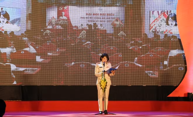 Đại tá Ngô Hoài Thu, Chủ tịch Hội Phụ nữ Bộ Công an báo cáo tóm tắt kết quả Đại hội đại biểu Phụ nữ CAND lần thứ VIII tại Chương trình nghệ thuật.