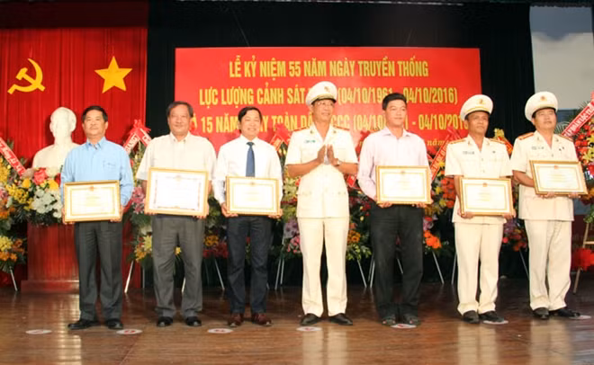 Thiếu tướng Bùi Bé Tư, Giám đốc Công an An Giang trao Bằng khen của Bộ Công an tặng các tập thể và cá nhân.