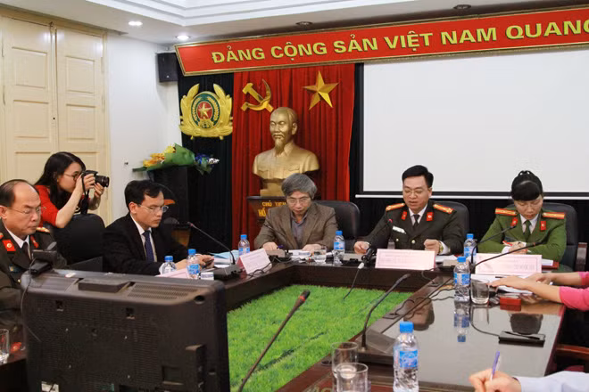 Các vị khách mời tại buổi giao lưu. Các vị khách mời tại buổi giao lưu.