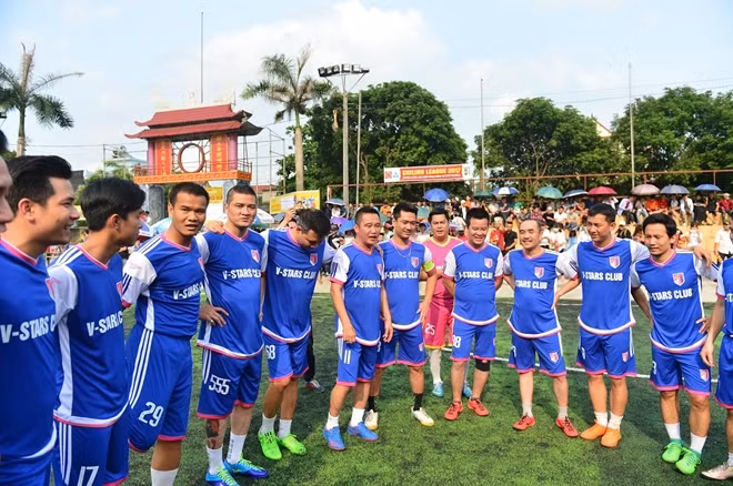 Các nghệ sĩ, danh thủ trước trận đấu.