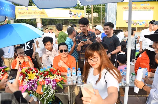 V-Stars là đội bóng tập hợp các nghệ sĩ và cựu danh thủ nổi tiếng do NSND Hoàng Dũng làm chủ tịch.