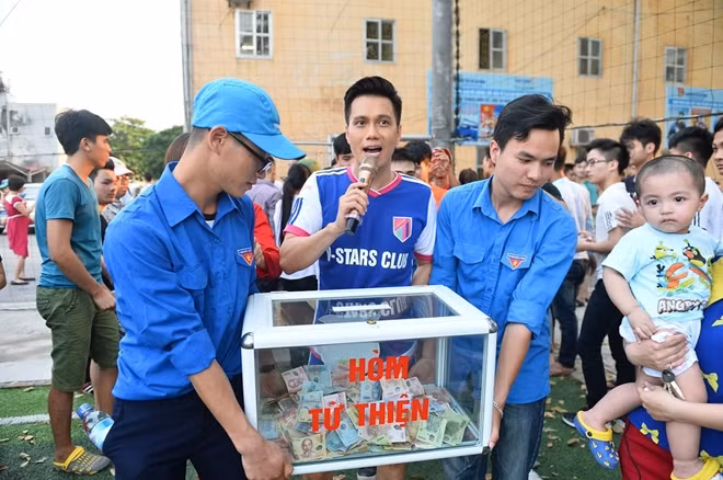 Diễn viên Việt Anh, Giám đốc điều hành quyên góp tiền từ thiện trong trận đấu.
