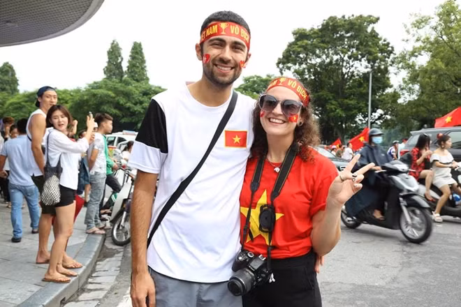 Du khách nước ngoài chung vui cùng bóng đá.