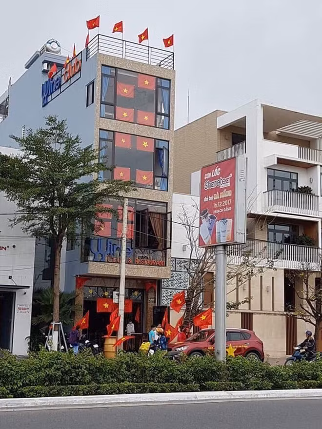 Một ngôi nhà trang trí bằng cờ.