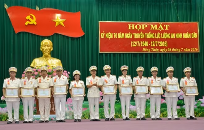 Thiếu tướng Nguyễn Minh Thuấn, Giám đốc Công tỉnh Đồng Tháp trao Bằng khen của Bộ Công an và Tổng cục An ninh cho các tập thể, cá nhân.