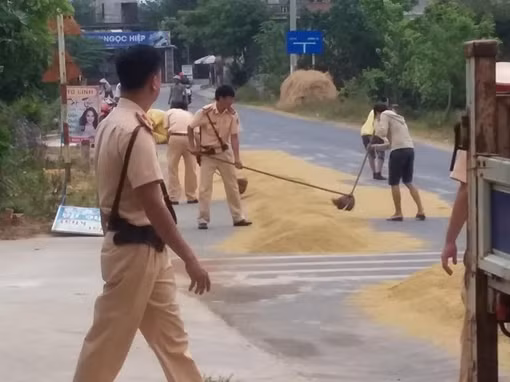 CSGT giúp dân gom lúa tránh mưa được ngợi khen