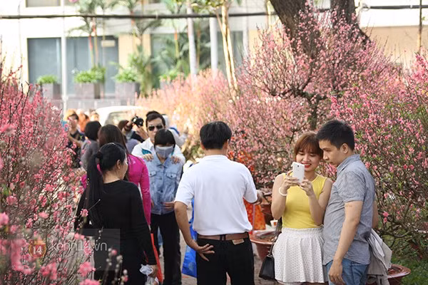 Những tấm biển thu phí chụp ảnh đã khiến một số người dân thành phố không thoải mái khi tham quan và mua hoa tại khu chợ này. Chị Ngọc Lân, 27 tuổi, ngụ Quận 6, cho biết: "Chủ gian hàng treo biển như thế khiến chúng tôi cũng không thoải mái tham quan. Đôi lúc mình thấy hoa đẹp thì chụp lại làm kỉ niệm, hoặc chụp để đem về tham khảo ý kiến người thân gia đình xem có nên mua hay không, mà người bán lại tính phí như thế, 5,10 nghìn chẳng đáng là bao nhưng nó làm mình mất thiện cảm với vựa hoa đó luôn".