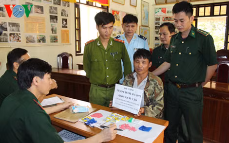 Đối tượng Thạo Chom và tang vật 2.000 viên ma túy tổng hợp bị cơ quan chức năng Hà Tĩnh bắt giữ. (ảnh VOV).