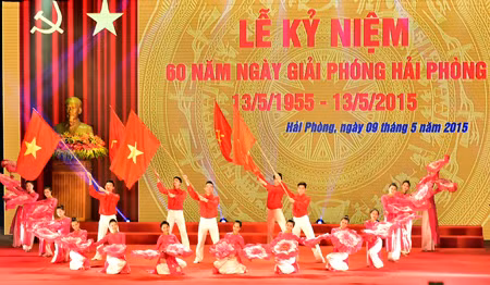 Tiết mục văn nghệ chào mừng kỷ niệm Ngày giải phóng Hải Phòng - Ảnh: VGP/Nhật Bắc.
