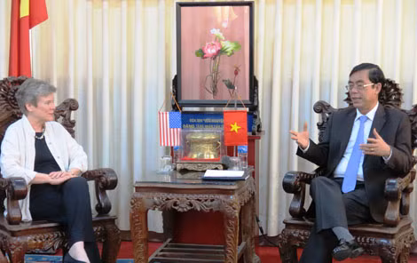 Bà Rose Gottemoeller, Thứ trưởng Ngoại giao Mỹ-người phụ trách kiểm soát vũ khí làm việc với lãnh đạo tỉnh Quảng Trị.