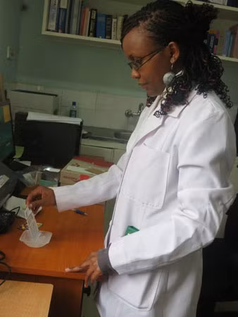 Dược sĩ Mercy Maina đang test chất lượng thuốc với PAD. Dược sĩ Mercy Maina đang test chất lượng thuốc với PAD.