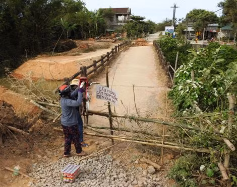 Người dân gặp nhiều khó khăn do cây cầu đang sắp bị sập đổ.