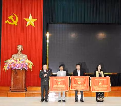Thừa ủy quyền của Bộ trưởng Bộ Công an, Đại tá Trần Đức Việt, Giám đốc Công an tỉnh Quảng Trị tặng Cờ thi đua cho các tập thể trên địa bàn tỉnh.